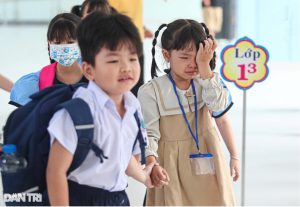 Ngày tựu trường, học sinh lớp 1 liên tục đòi về vì nhớ mẹ