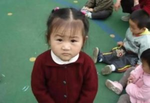 Bé gái khóc vì bị cô lập