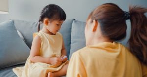 Ba mẹ giao tiếp nhẹ nhàng với con giúp cải thiện mối quan hệ.