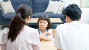 Trẻ tự lập chơi xếp hình, phát triển kỹ năng giải quyết vấn đề.
